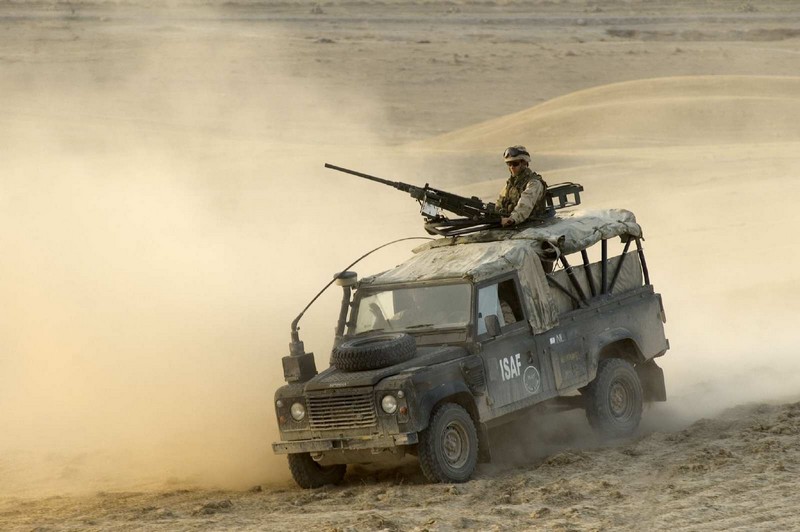 Crash defender. Ленд Ровер Дефендер боевой. Land Rover Army. Военный ленд Ровер Ирак. Land Rover Defender военный пустыни.